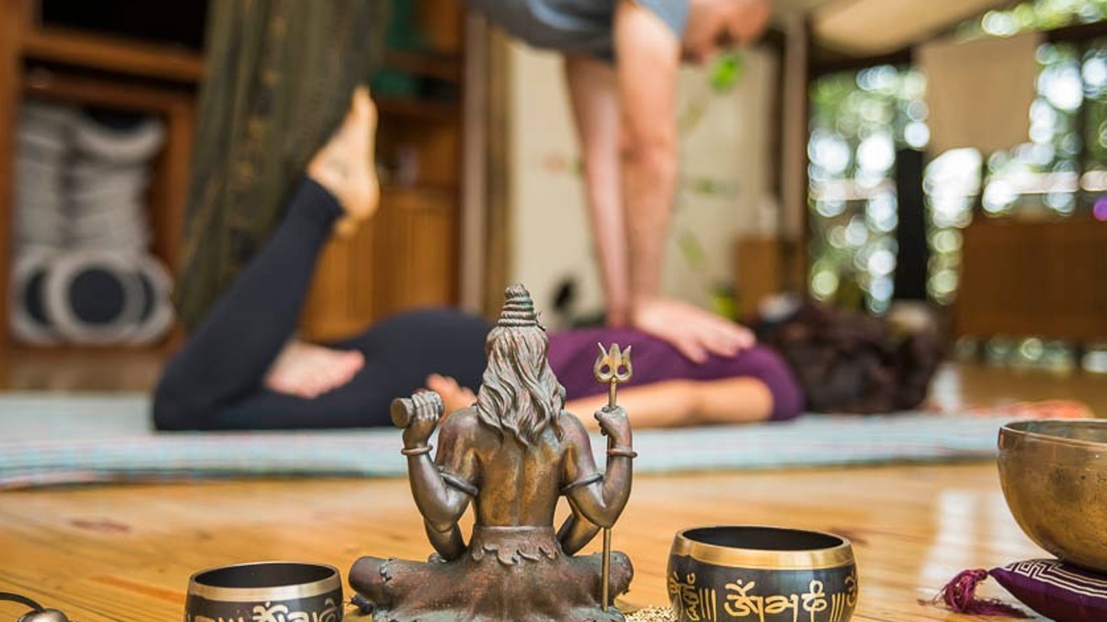 Técnica Tradicional De Relaxamento Passivo Por Estiramento Do Yoga Thai  Imagem de Stock - Imagem de paciente, tailândia: 219571333
