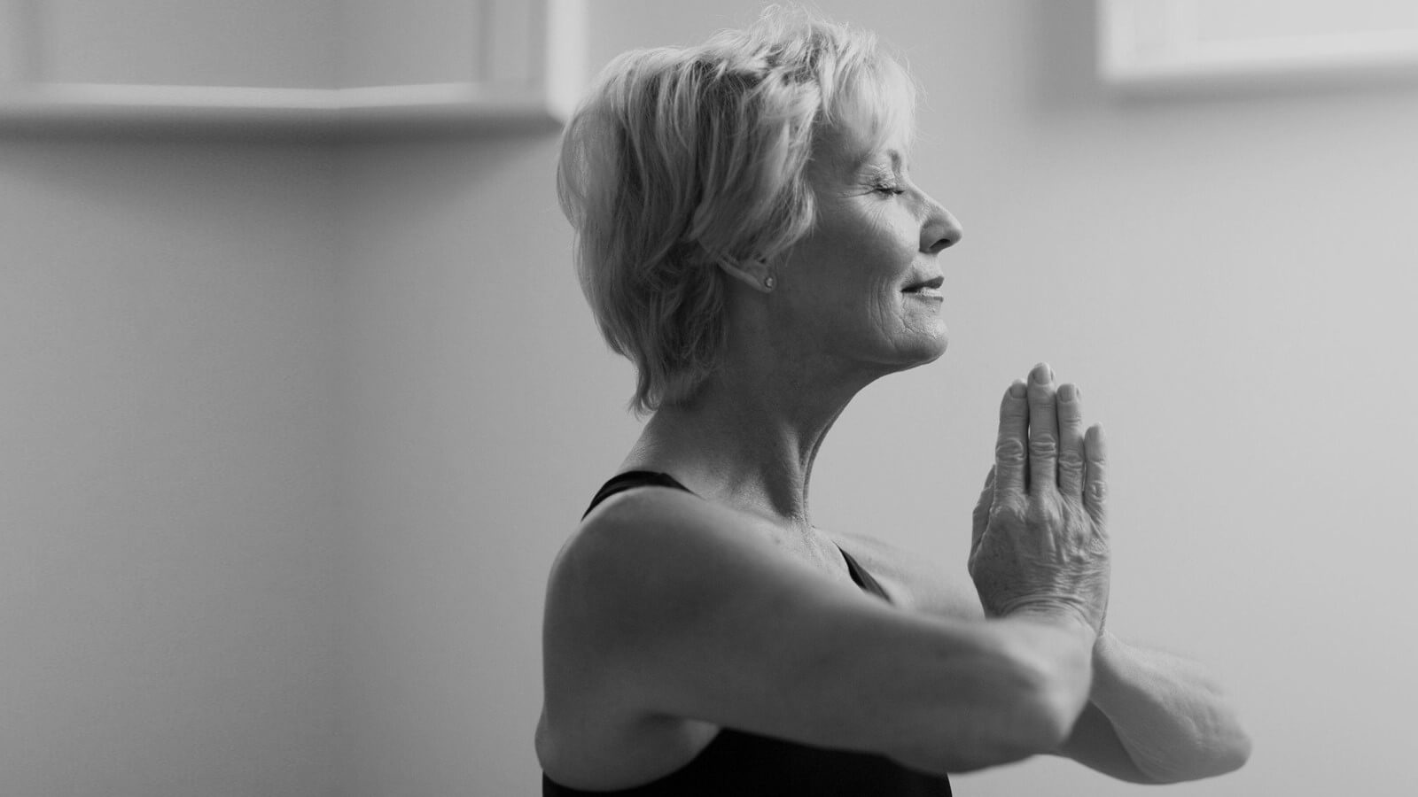 Prática de yoga por mulheres com câncer de mama